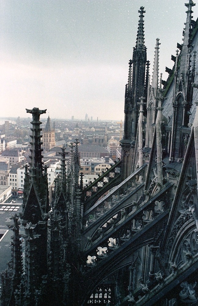 Vom Kölner Dom in 45 m Höhe Richtung Rathaus fotografiert.