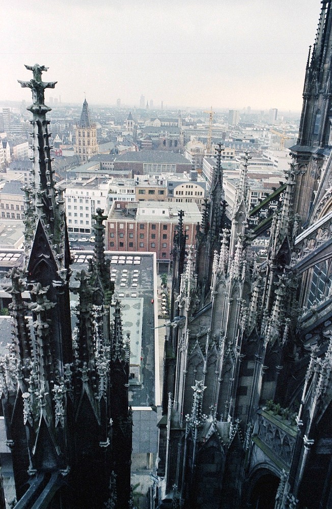 Vom Kölner Dom in 45 m Höhe Richtung Rathaus fotografiert.