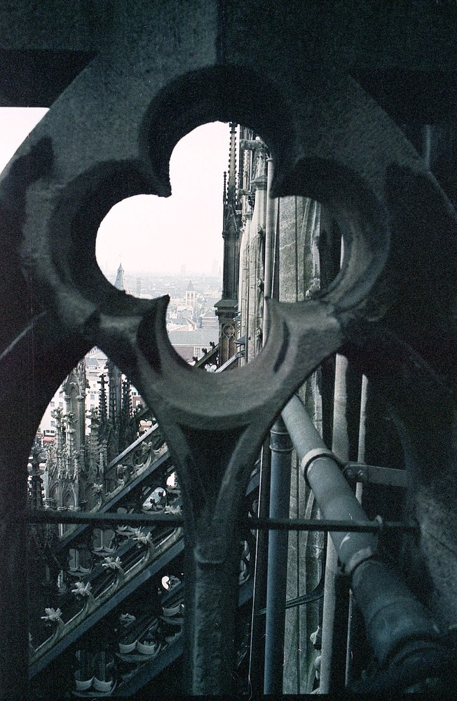 Vom Kölner Dom in 45 m Höhe Richtung Rathaus fotografiert.