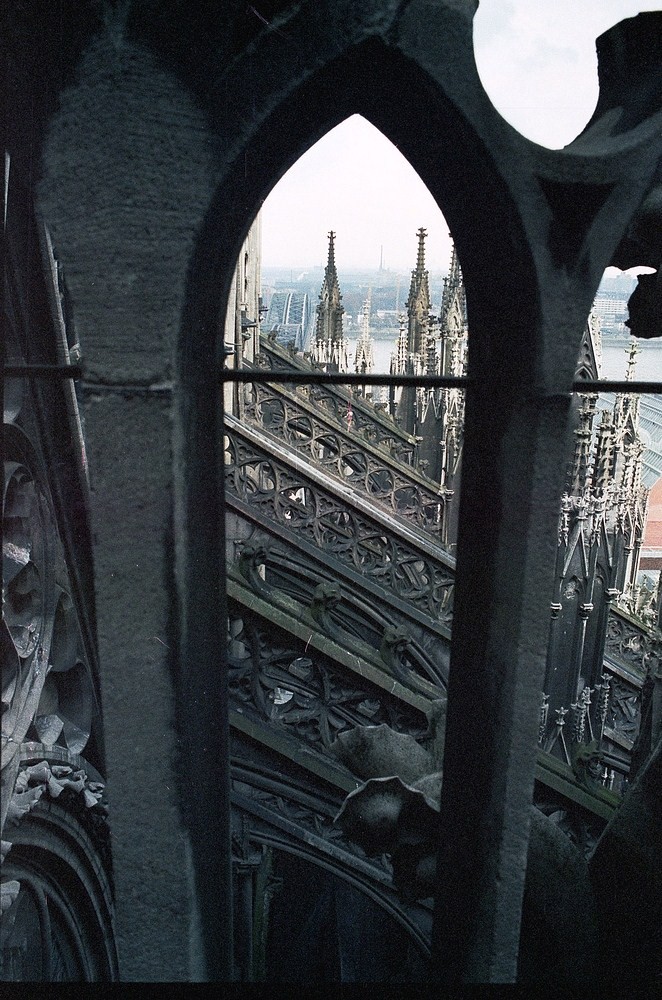 Vom Kölner Dom in 45 m Höhe (Südseite) Richtung Hohenzollernbrücke fotografiert.