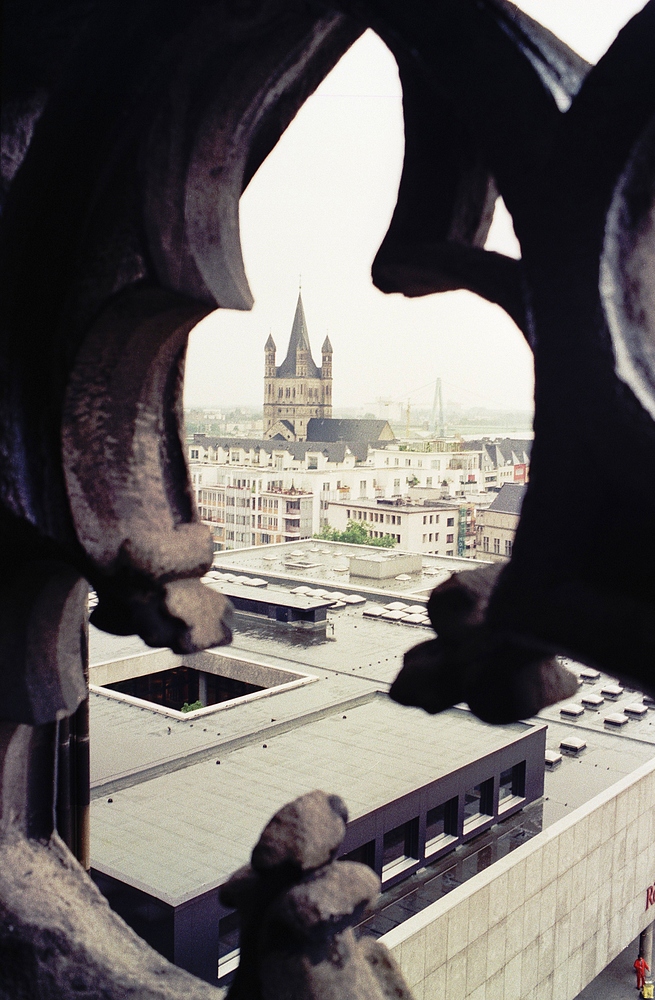 Vom Kölner Dom Richtung Kirche Gross St. Martin (Hochformat)