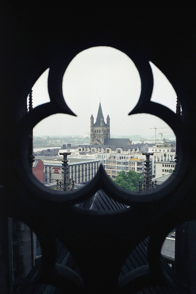 Vom Kölner Dom Richtung Kirche Gross St. Martin (Hochformat)