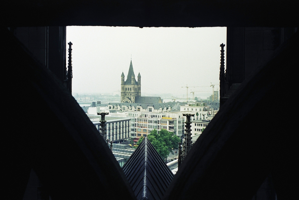 Vom Kölner Dom Richtung Kirche Gross St. Martin (Querformat)