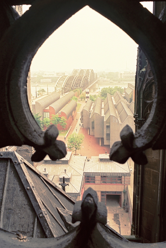 Vom Kölner Dom Richtung Ludwig Museum, Hohenzollernbrücke und Hyatt Regency Hotel