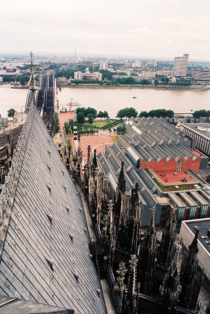 Vom Kölner Dom Richtung Museum,Hohenzollernbrücke und Hyatt Regency Hotel