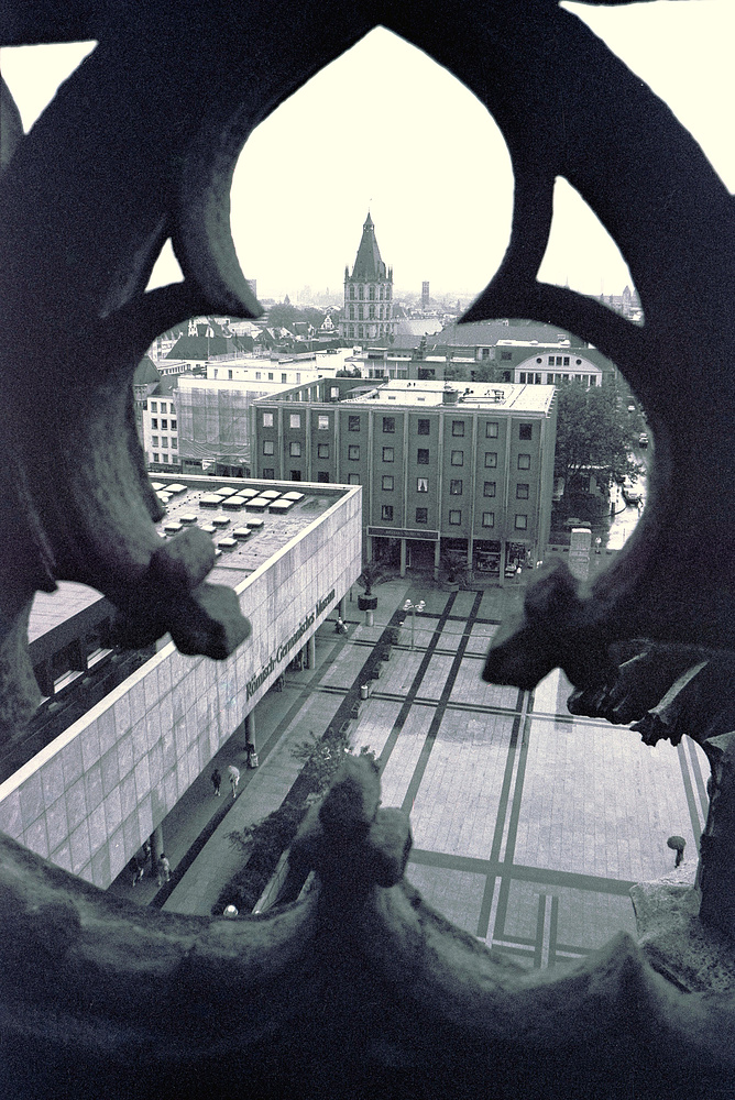 Vom Kölner Dom Richtung Rathaus fotografiert (1986)