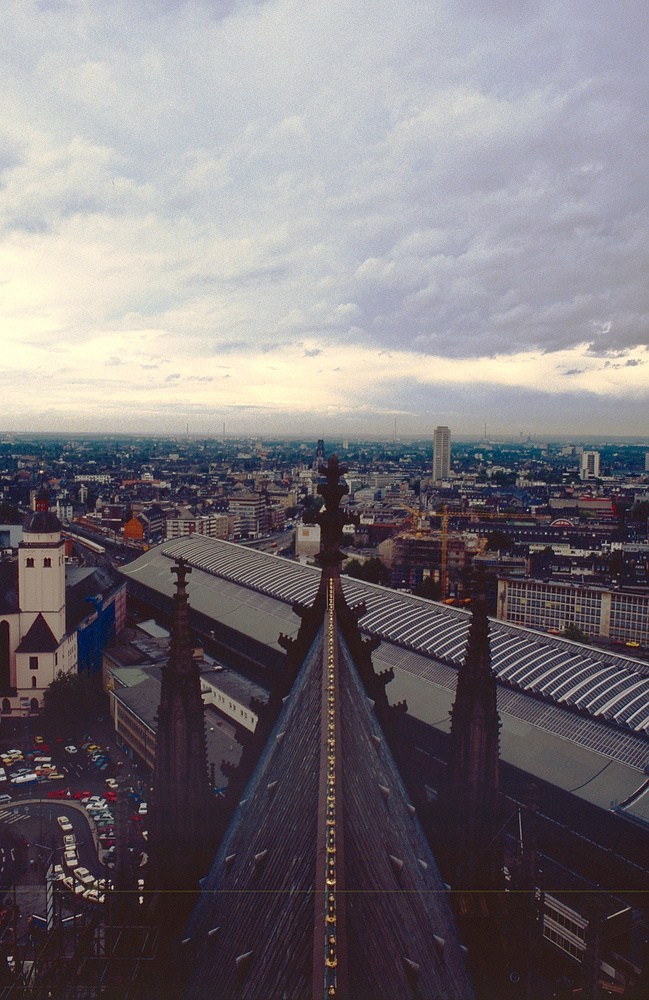 Vom Kölner Dom Richtung St. Mariä Himmelfahrt, Bahnhofsvorplatz