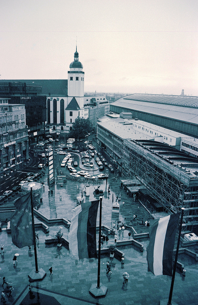 Vom Kölner Dom Richtung St. Mariä Himmelfahrt und Bahnhofsvorplatz fotografiert (1986)