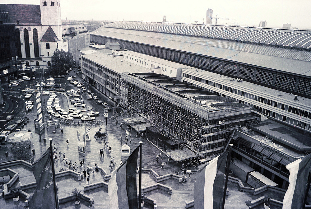 Vom Kölner Dom Richtung St. Mariä Himmelfahrt und Bahnhofsvorplatz fotografiert (1986)