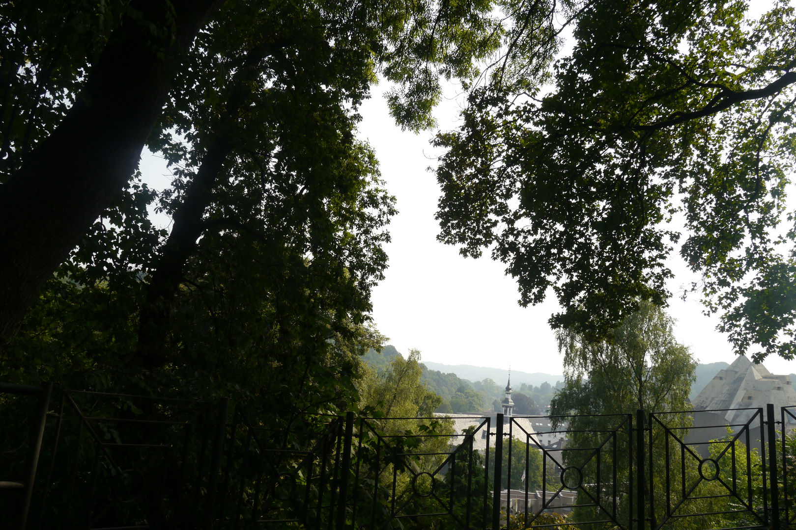 Vom Kreuzberg zwischen den Bäumen sind beide Kirchen zu sehen: