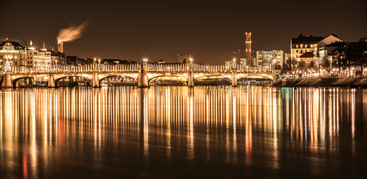 Vom Licht überflutete Mittlere Rheinbrücke