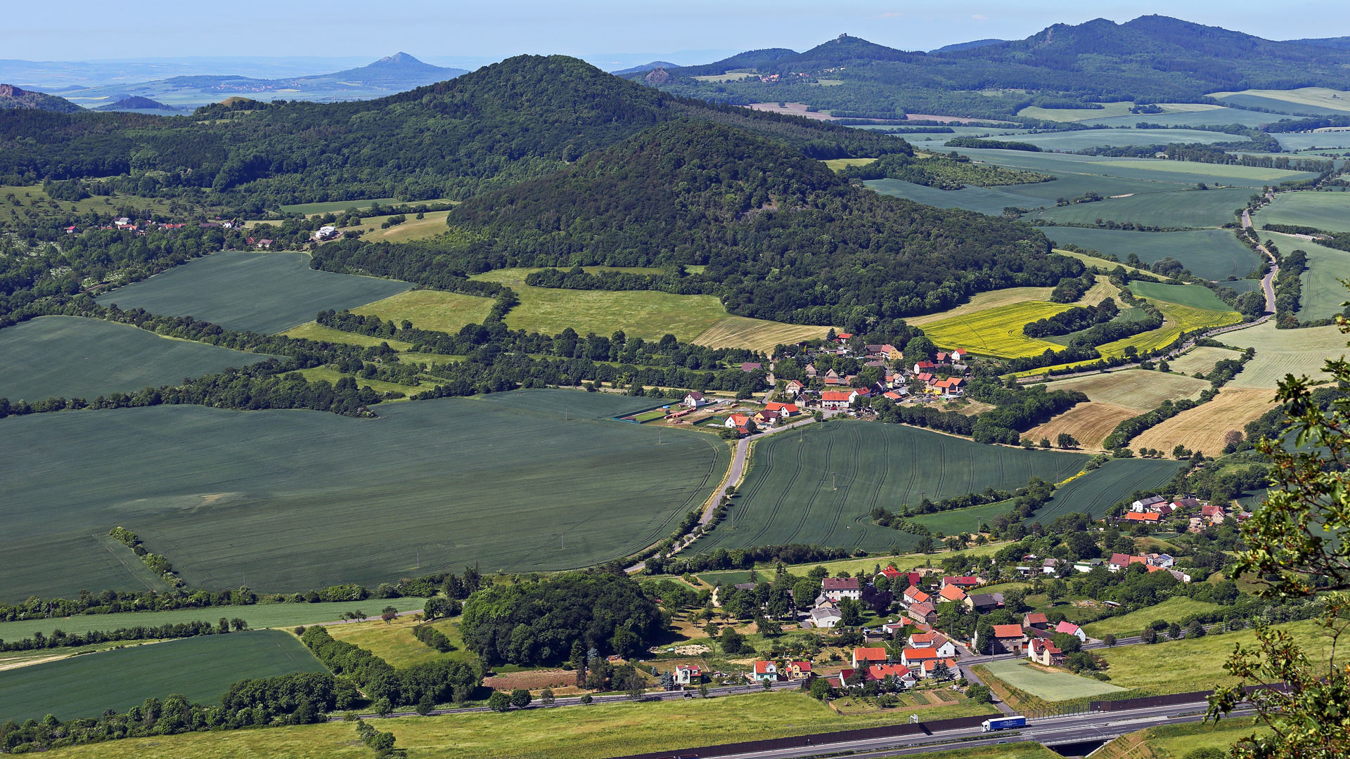 Vom Lovos der Blick zu vielen schönen Gipfeln der Berge um Velemin...