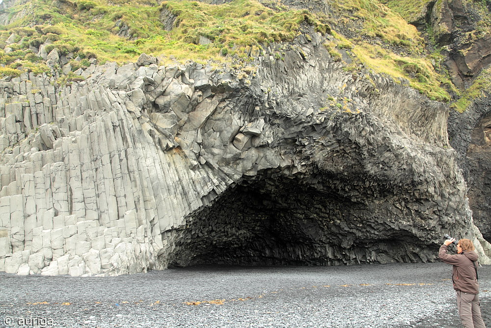 Vom Meer ausgewaschene Felsenhöhle