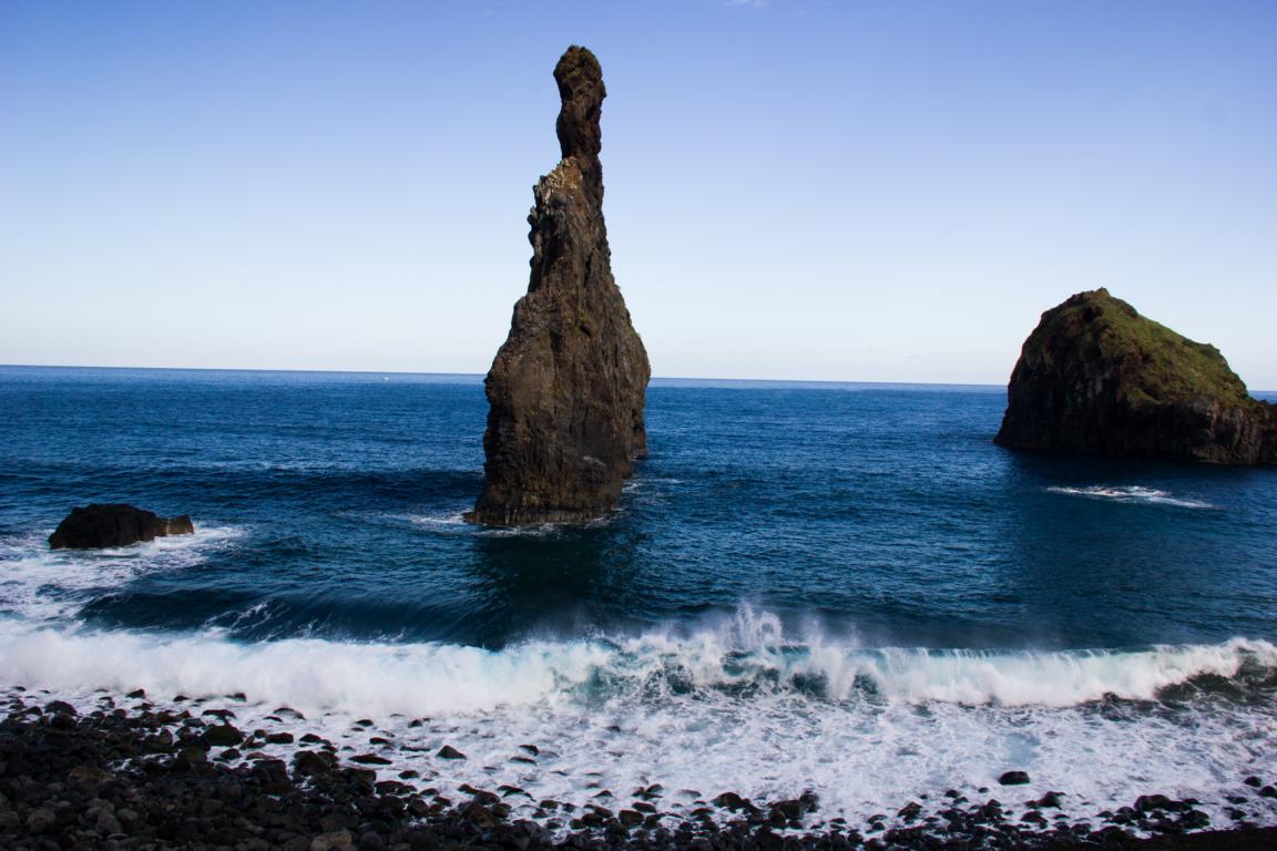 ..vom Meer umtost, die Felsen v. Ribeira da Janela (Madeira)