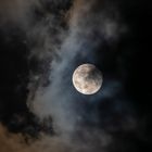 Vom Mond ins rechte Licht gerückte Wolken