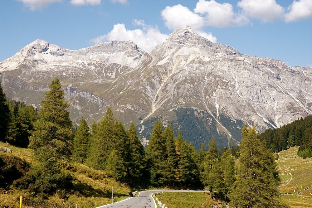 Vom Monte Spluga zum Dorf Splügen unterwegs