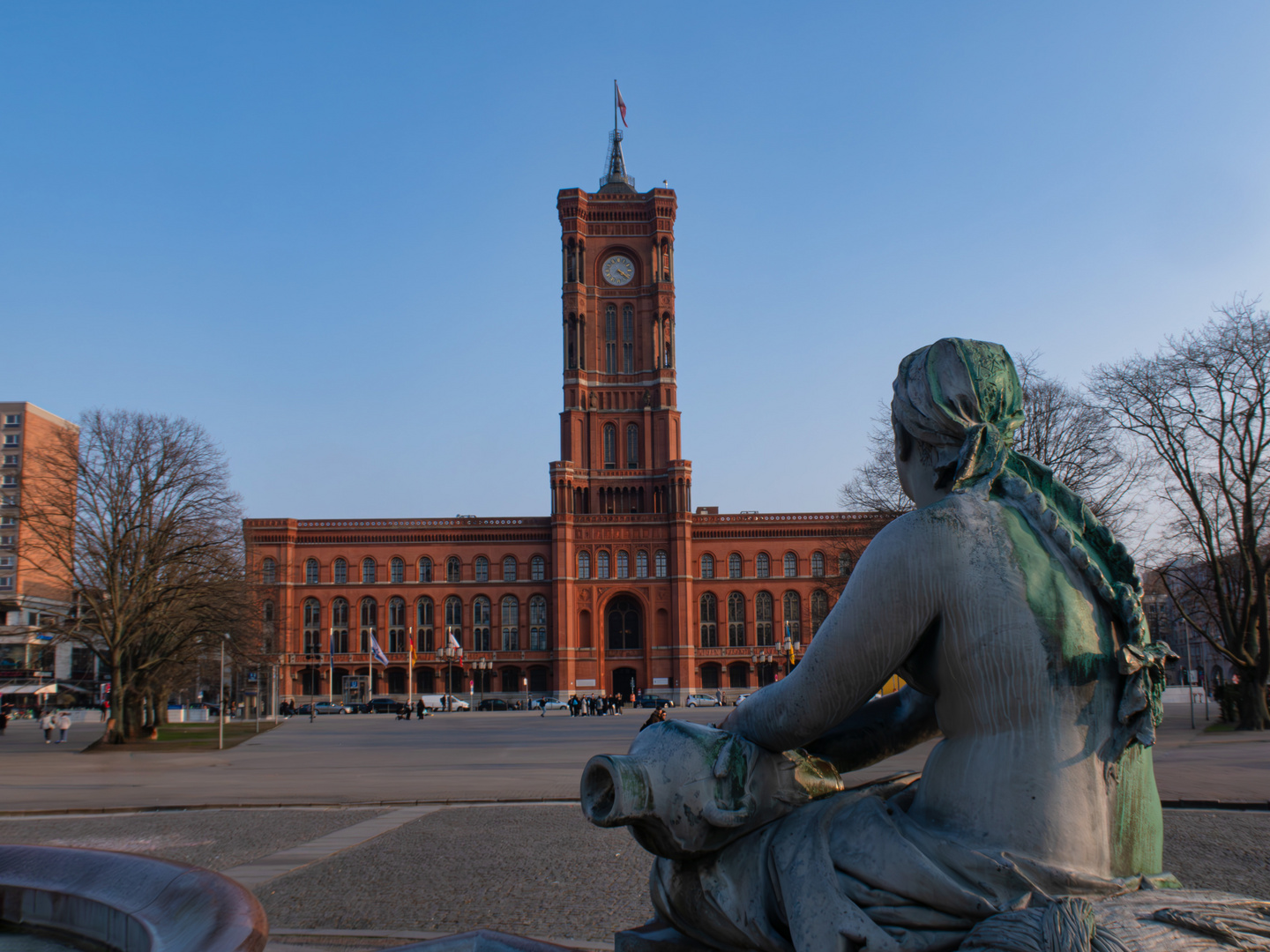 Vom Neptunbrunnen auf das Rote Rathaus schauen 