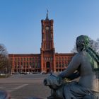 Vom Neptunbrunnen auf das Rote Rathaus schauen 