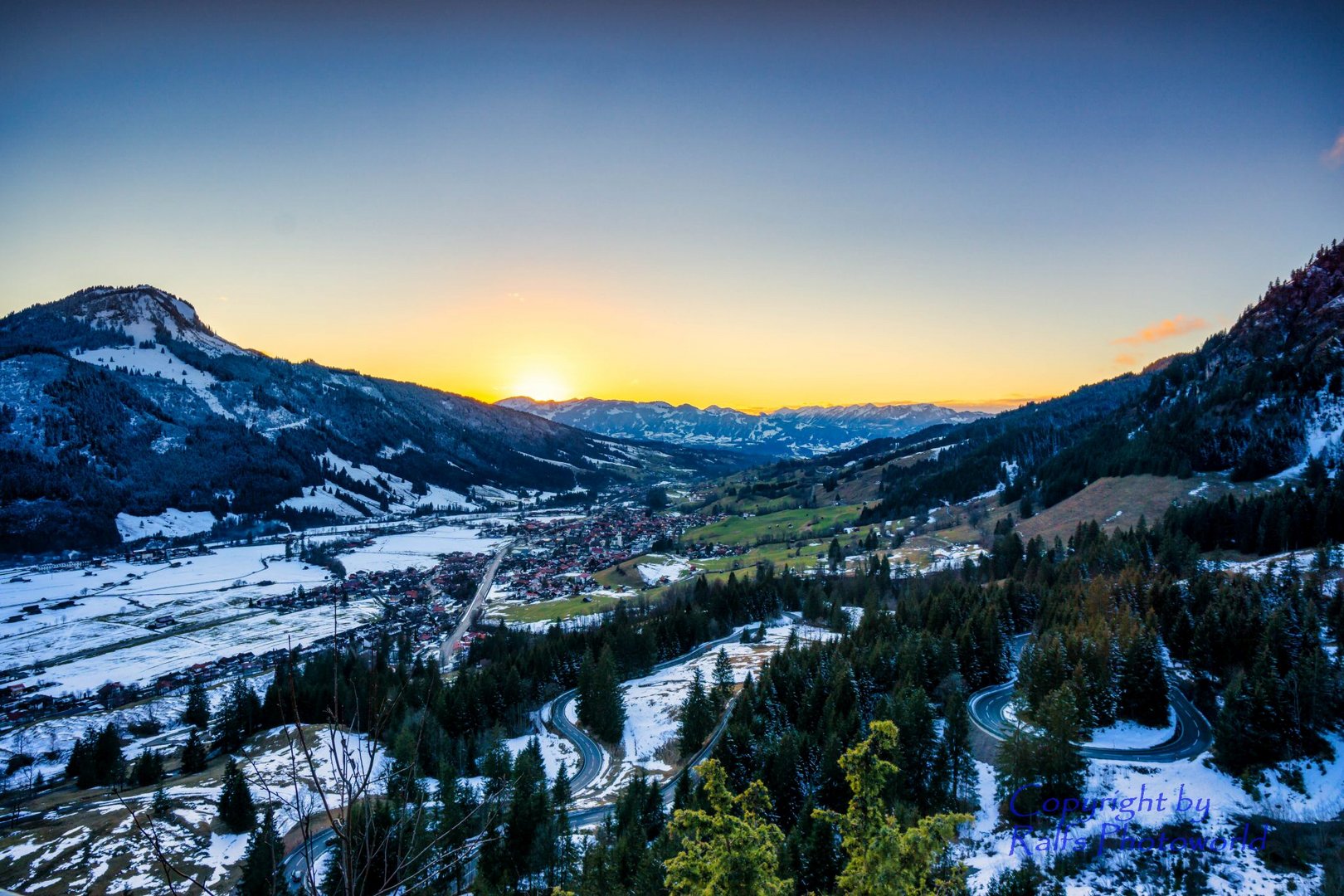 Vom Oberjoch Blick auf Hindelang bei Sonnenuntergang