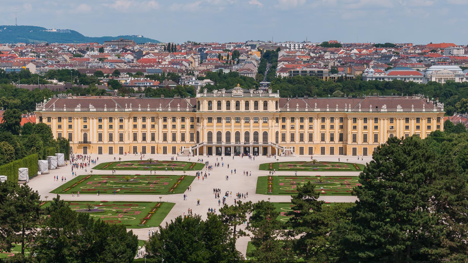 Vom Park über das Schloss nach Wien