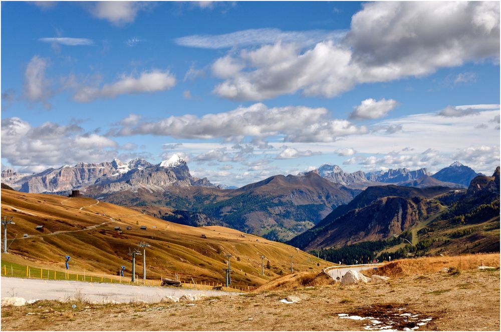 Vom Pordoijoch 2239 m Richtung Cortina d' Ampezzo