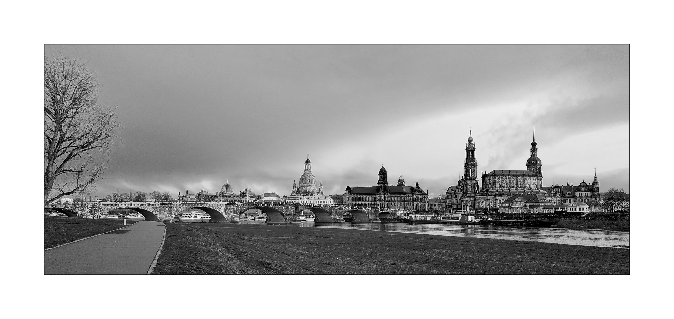 Vom Radfaahn habsch schon schweeßsche Stirne - zur Altstadt blickt da meene Birne.