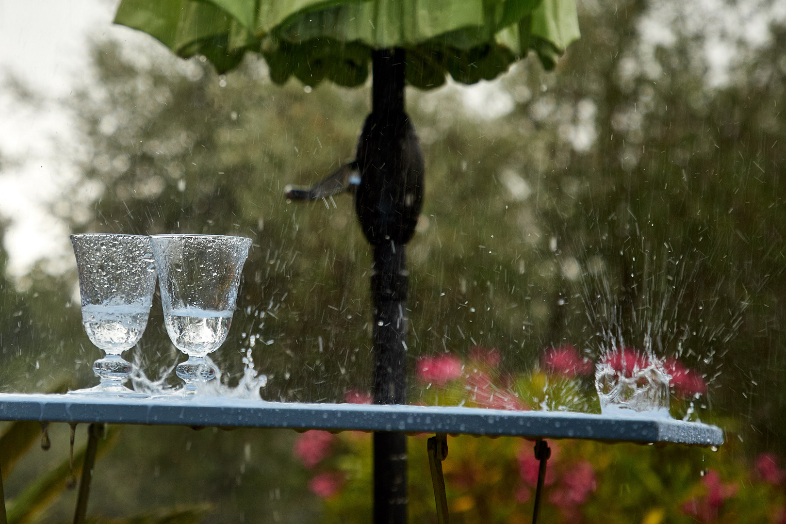 vom Regen überrascht