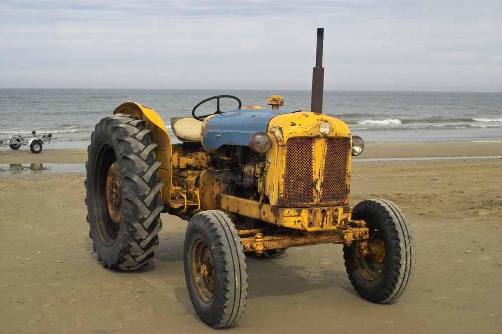 Vom Salzwasser angenagter Traktor am Strand von Nørlev .