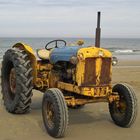 Vom Salzwasser angenagter Traktor am Strand von Nørlev .