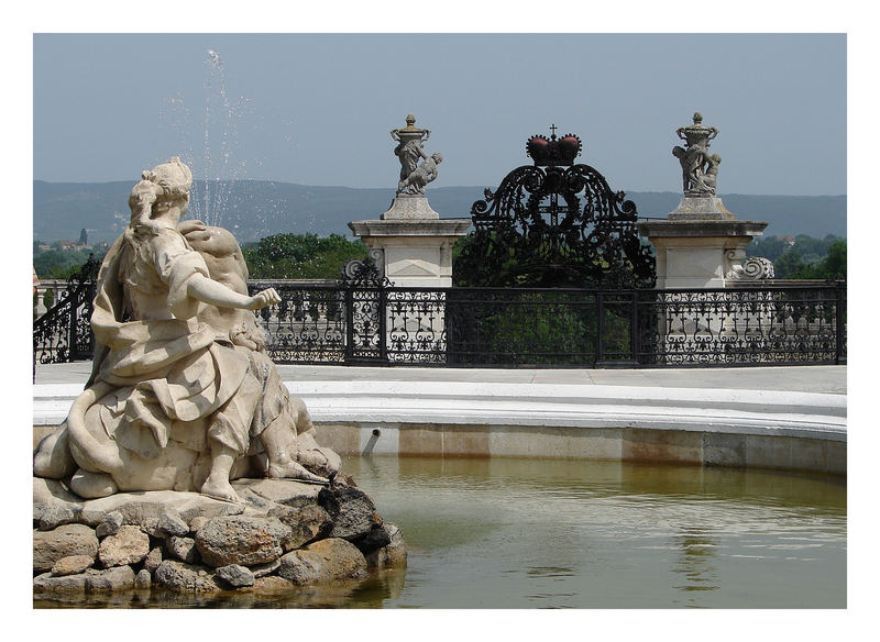 Vom schloß aus vorbei an einem brunnen sehen wir das wunderbare schmiedeeisene