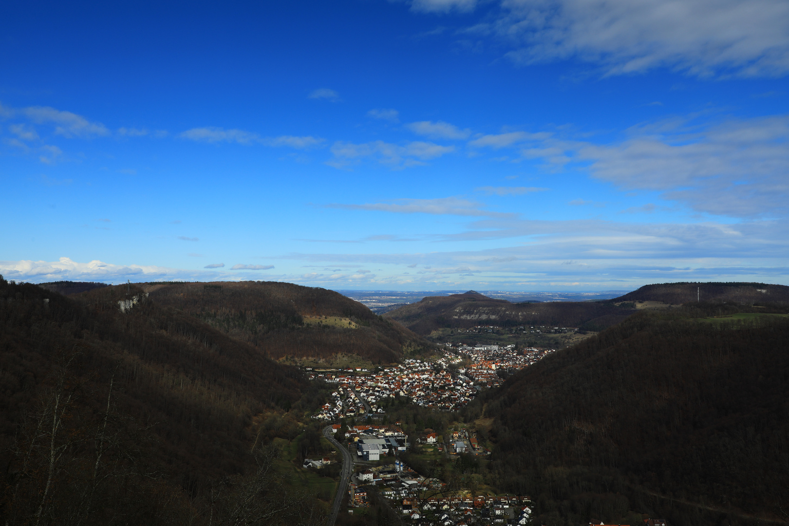 Vom Schloss Lichtenstein mit Blick auf die Ruine Hohenneuffen