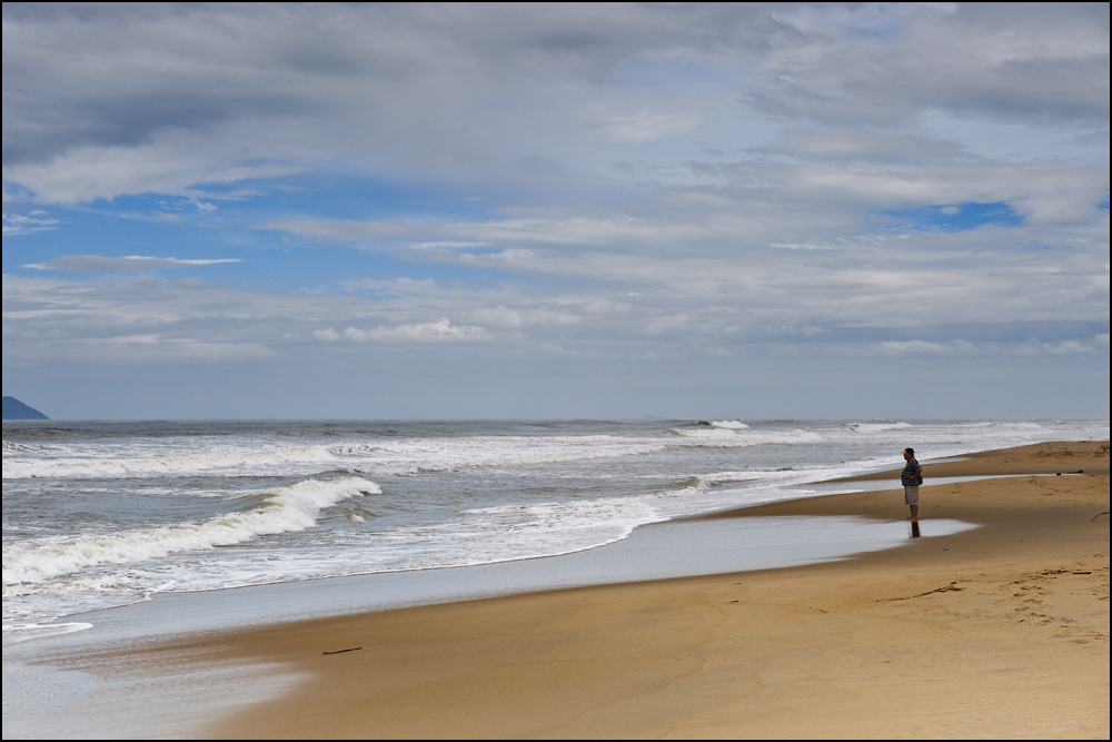 Vom Strand ins Meer guck Mann