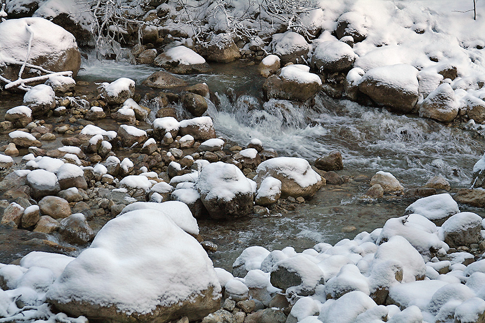 Vom Sudelfeld (Skigebiet) und vom Kleinen Traithen kommt das Tazelwurmwasser