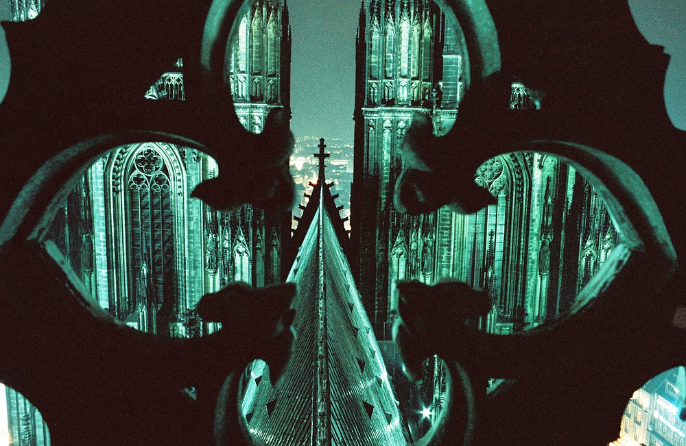 Vom Vierungsturm des Kölner Doms Richtung Domtürme durch die Brüstung