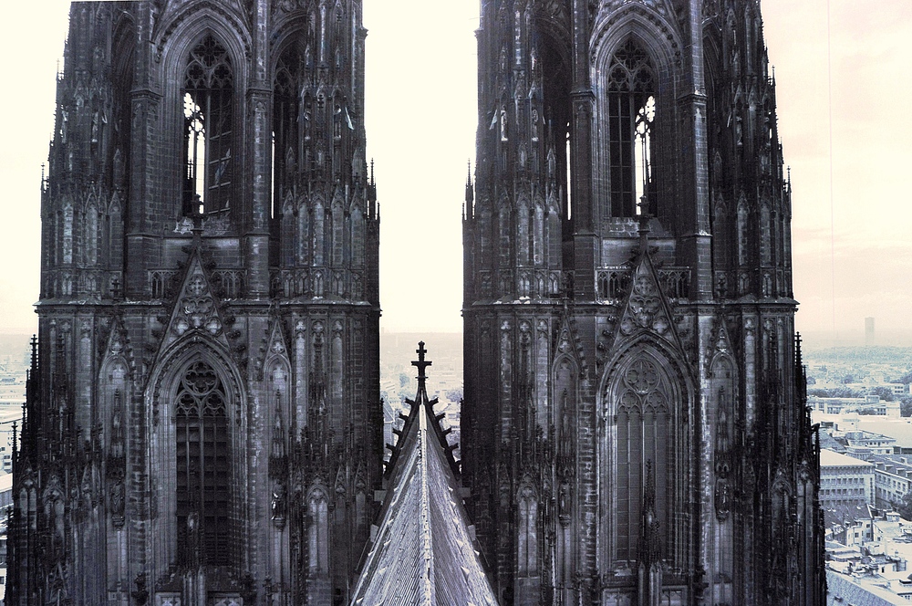 Vom Vierungsturm des Kölner Doms Richtung Domtürme fotogr. (1986)