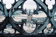 Vom Vierungsturm  des Kölner Doms Richtung Martinsviertel m. Kirche Gross St. Martin d. d. Brüstung