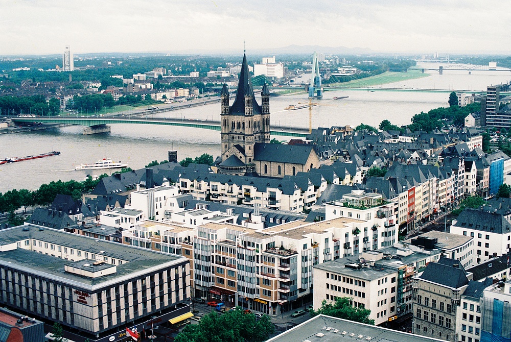 Vom Vierungsturm des Kölner Doms Richtung Martinsviertel mit Kirche Gross Sankt Martin