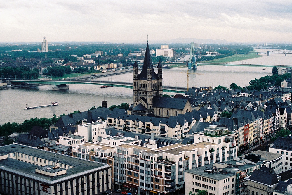 Vom Vierungsturm des Kölner Doms Richtung Martinsviertel mit Kirche Gross Sankt Martin.