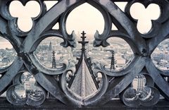 Vom Vierungsturm des Kölner Doms Richtung Rathaus durch die Brüstung fotogr. (1986)