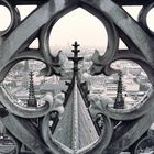 Vom Vierungsturm des Kölner Doms Richtung Rathaus durch die Brüstung fotogr. (1986)