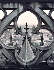 Vom Vierungsturm des Kölner Doms Richtung Rathaus durch die Brüstung fotogr. (1986)