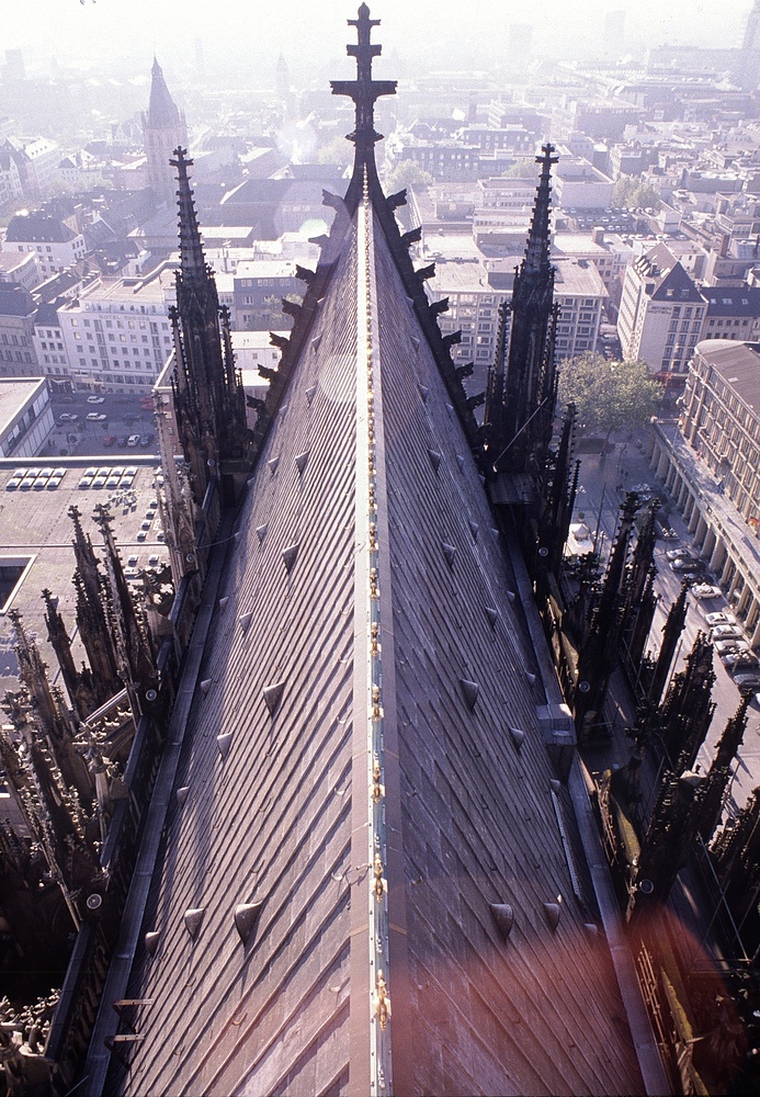 Vom Vierungsturm des Kölner Doms Richtung Rathaus fotografiert