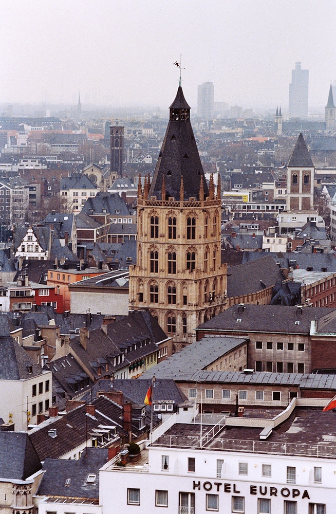 Vom Vierungsturm des Kölner Doms Richtung Rathaus fotografiert