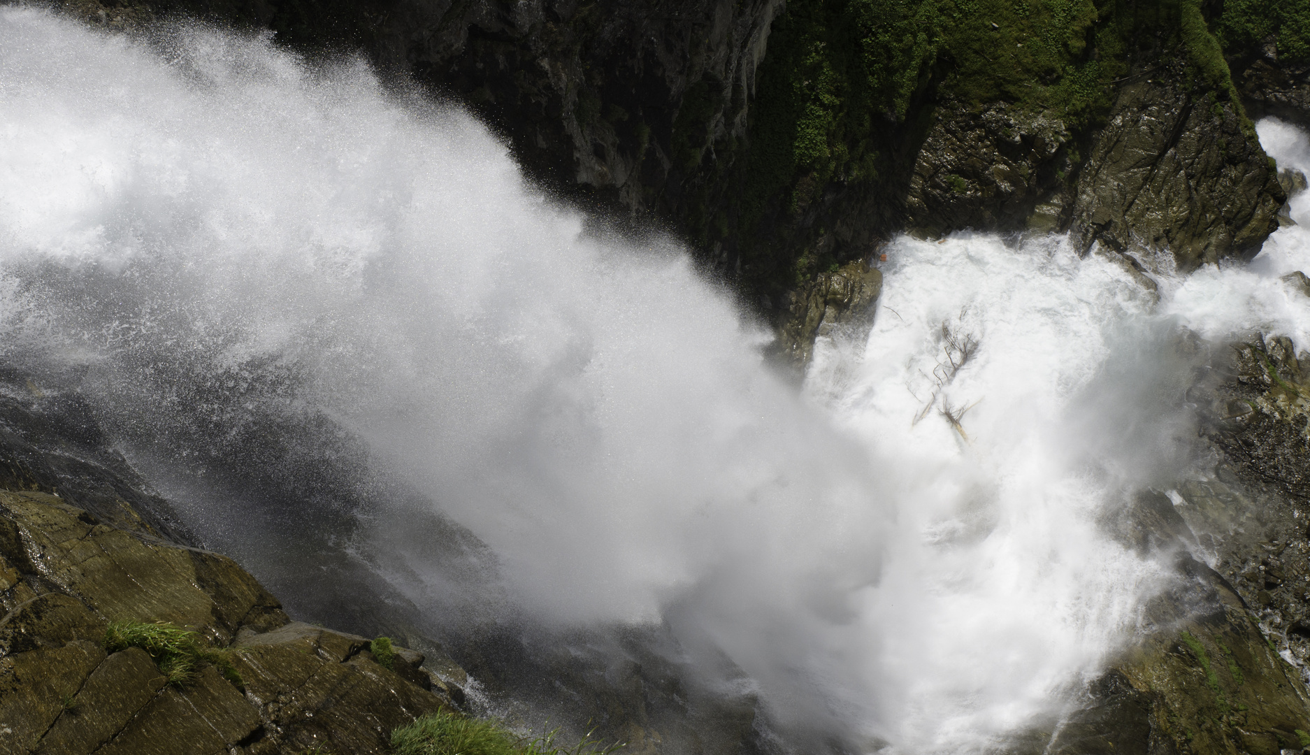 Vom Wasser mitgerissen