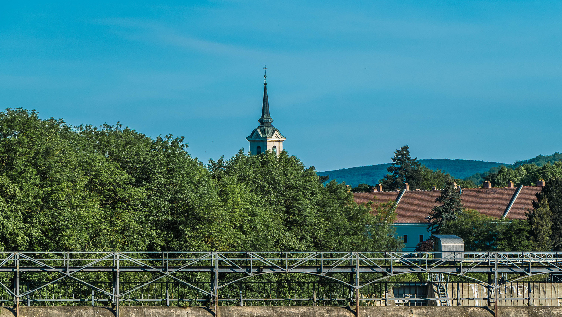 Vom Wienfluss aus gesehen Kirchturmspitze im Wienerwald