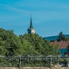 Vom Wienfluss aus gesehen Kirchturmspitze im Wienerwald