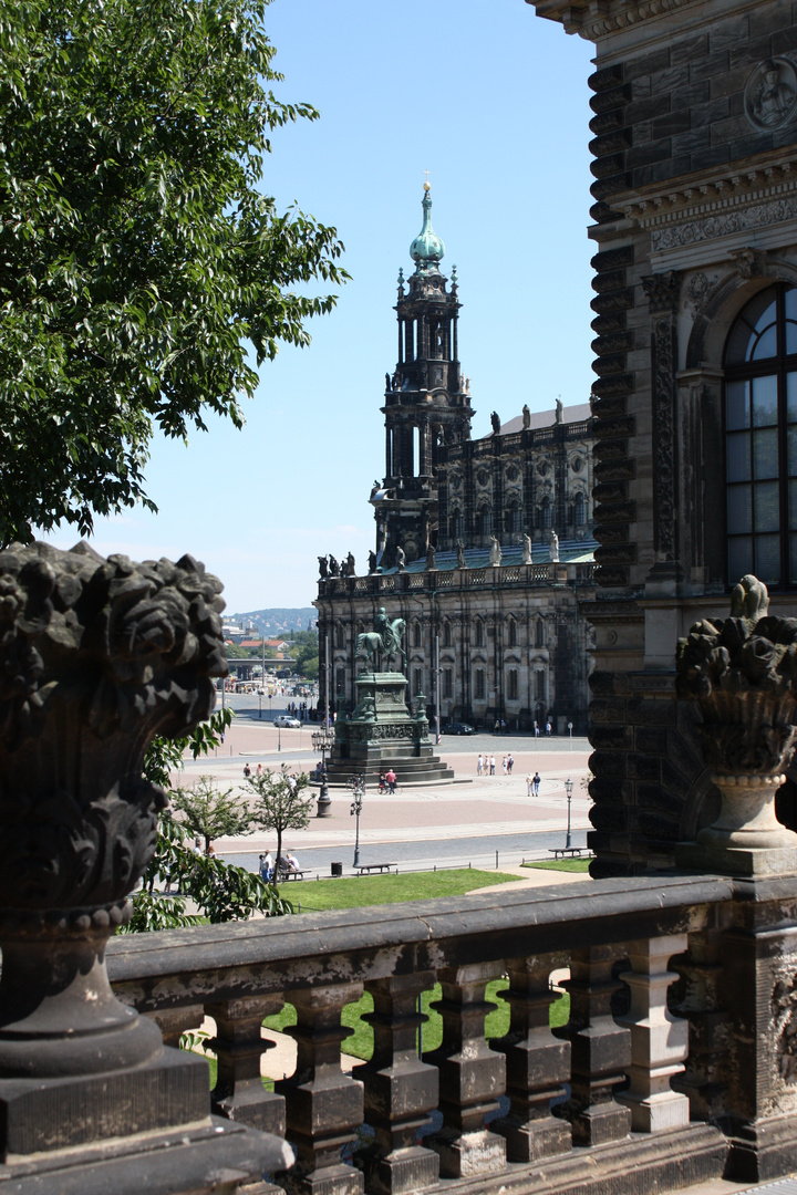 vom Zwinger hat man diesen Durchblick auf die Schlosskirche