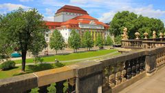 Vom Zwinger zum Staatsschauspiel geschaut