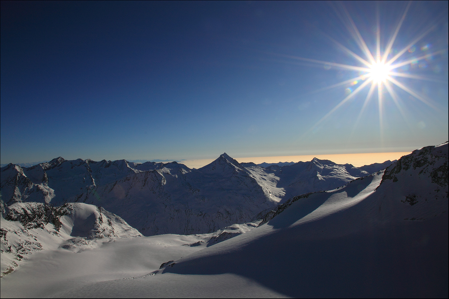 Von Allalin 3500m - Saas Fee Italien liegt im Nebel