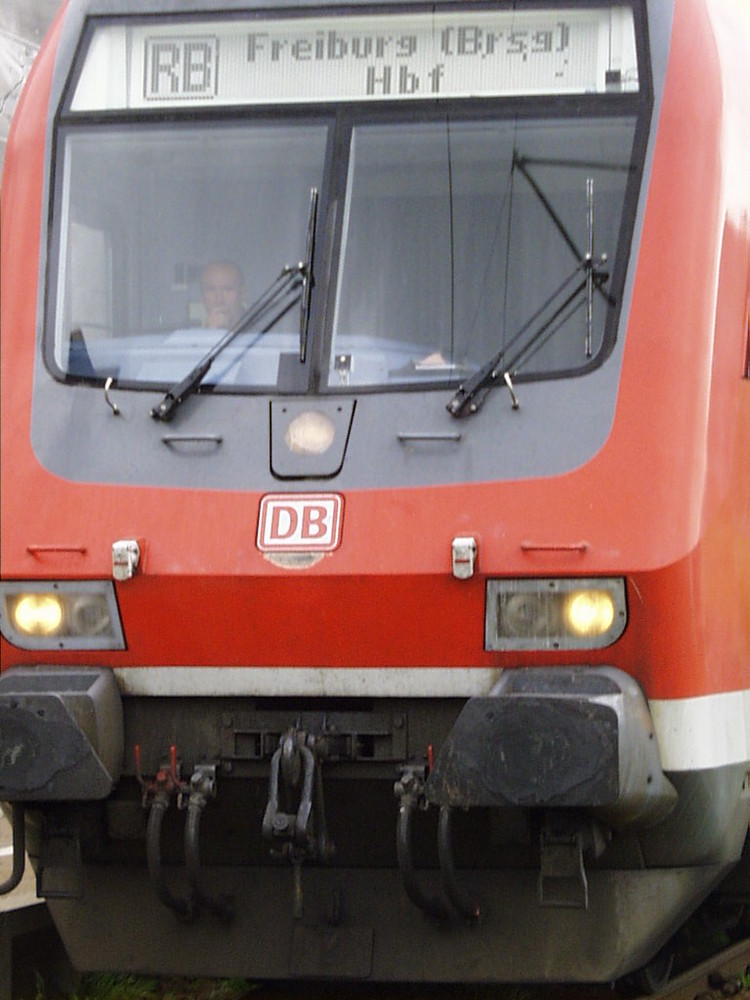 Von Angesicht zu Angesicht . DB - Lok mit Lokführer nach Freiburg unterwegs